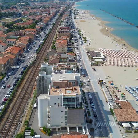 Beachfront, Furnished Terrace & Comfort By Host Hero Apartment