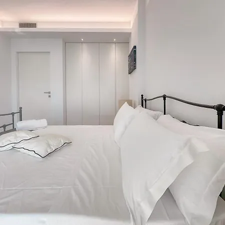 Beachfront, Furnished Terrace & Comfort By Host Hero Appartement