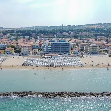 Apartment Beachfront, Furnished Terrace & Comfort By Host Hero Civitanova Marche